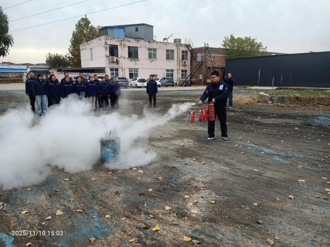 河北啟林公司組織應(yīng)急救援隊伍訓練和消防應(yīng)急演練
